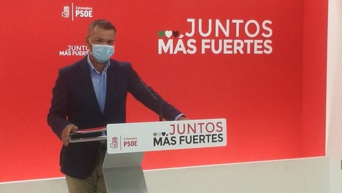 El portavoz del PSOE de Extremadura, Juan Antonio González, en rueda de prensa