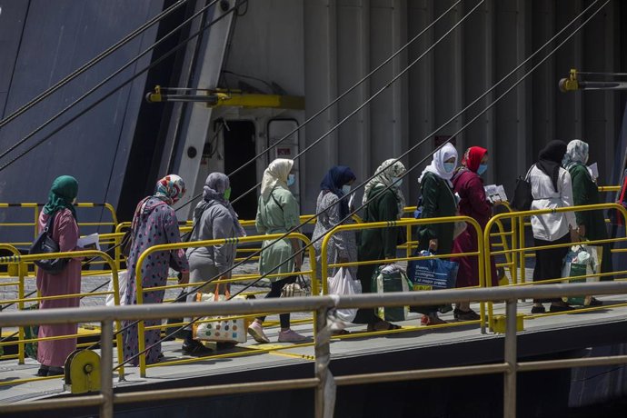 Varias temporeras marroquíes embarcan desde el Muelle Sur del Puerto de Huelva rumbo a Marruecos.