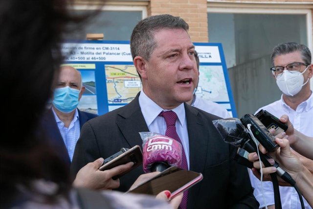 El presidente de C-LM, Emiliano García-Page, atiende a los medios en Motilla del Palancar.