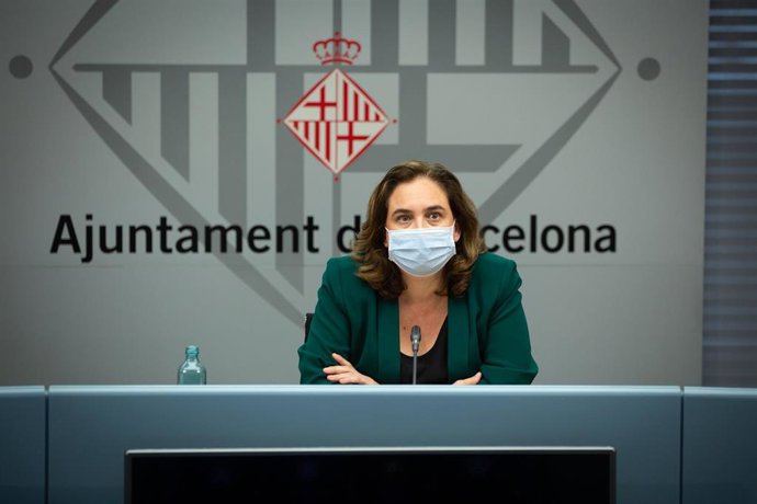 La alcaldesa Ada Colau (c) ofrece una rueda de prensa para informar sobre la situación del coronavirus en Barcelona, en el Ayuntamiento de la capital, Cataluña (España), a 13 de julio de 2020.