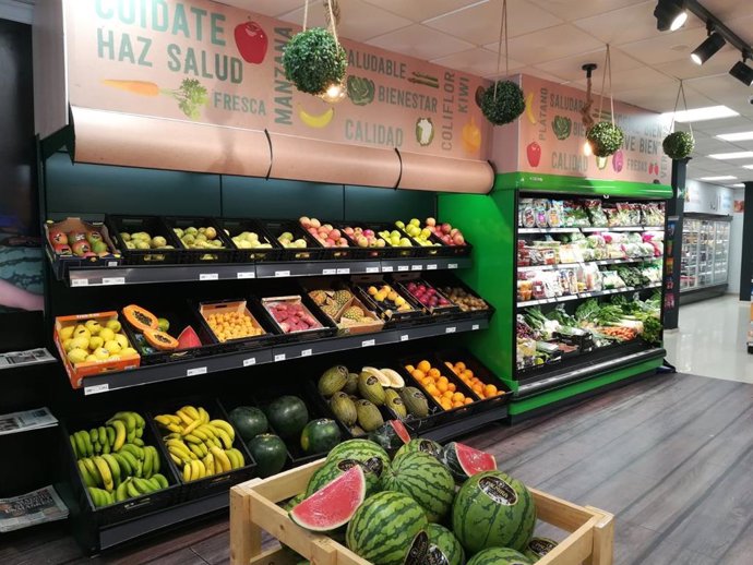 Sección de frutas en supermercado de GM Food  