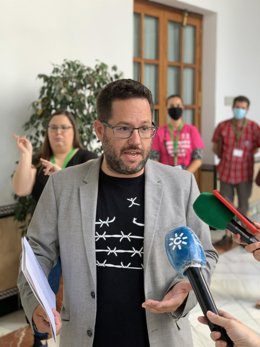 El portavoz adjunto del grupo parlamentario de Adelante Andalucía, José Ignacio García, atendiendo a los medios