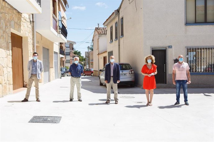 Foto de grupo durante la visita a las calles renovadas en el barrio de La Paz en Allo.