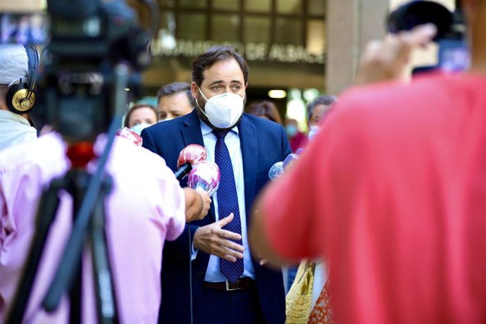El presidente regional del PP, Paco Núñez, atiende a los medios en Albacete.
