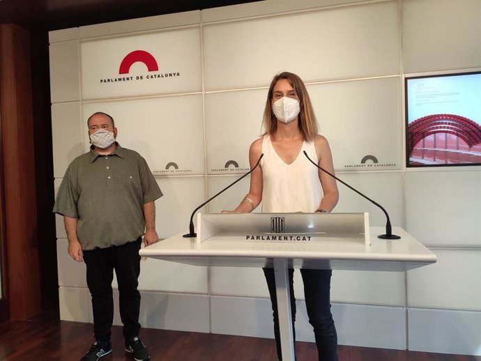 El portavoz de CatComú, Joan Mena, y la líder de los comuns en el Parlament, Jéssica Albiach.