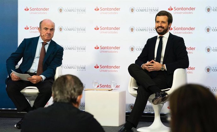 El líder del PP, Pablo Casado,  junto al vicepresidente del BCE y exministro de Economía, Luis de Guindos.