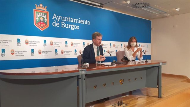 Javier Lacalle comparece junto a Carolina Blasco.