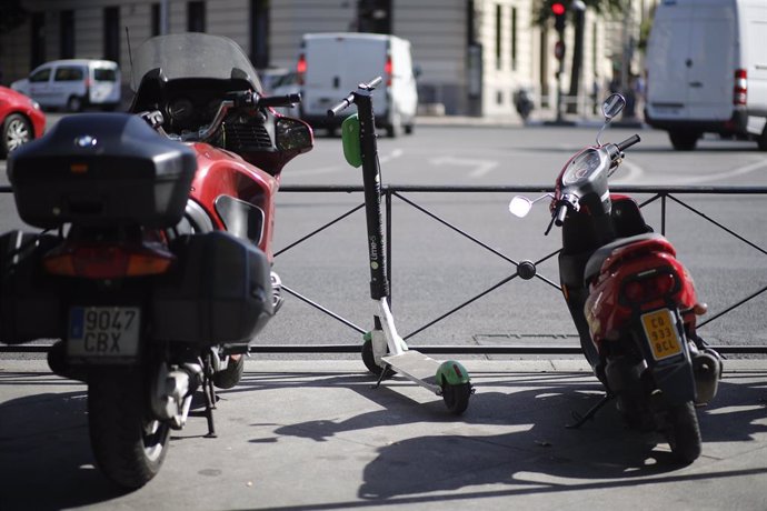Motos aparcadas en una calle de Madrid. 