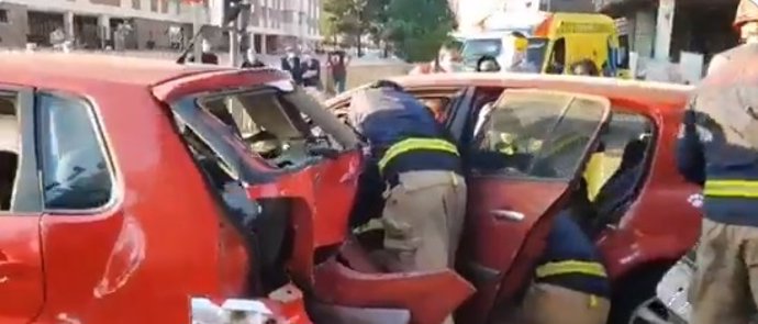 Bomberos de Valladolid intervienen en el accidente entre dos turismos en Valladolid.