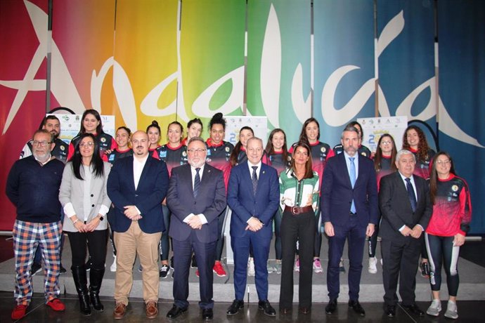 Foto de familia durante la presentación del cartel de la Copa de S.M. La Reina de Balonmano,