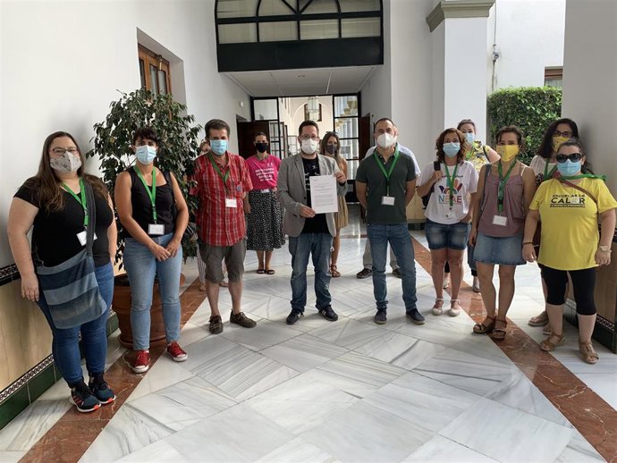 El portavoz adjunto del grupo parlamentario de Adelante Andalucía, José Ignacio García, junto a miembros de los colectivos con los que han elaborado la proposición de ley