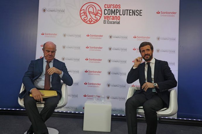 El vicepresidente del Banco Central Europeo y exministro de Economía, Luis de Guindos (i), y el presidente del PP, Pablo Casado (d) antes de participar en la conferencia 'La respuesta europea frente a la crisis' 