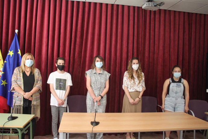 Rocío Lucas junto a alumnos, profesora y la delegada territorial, Yolanda de Gregorio (izda) en el IES Virgen del Espino de Soria.