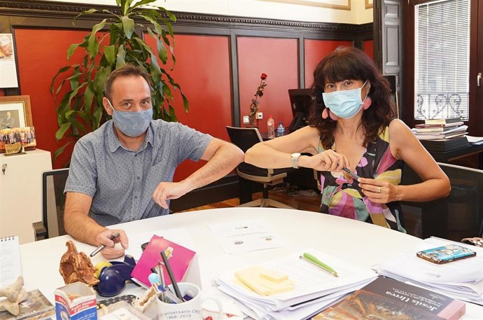 La concejal de Cultura y Turismo del Ayuntamiento, Ana Redondo, y el presidente de la Asociación de Hoteles, Francisco Posada, firman el acuerdo para la promoción de la llegada de turistas a la ciudad.