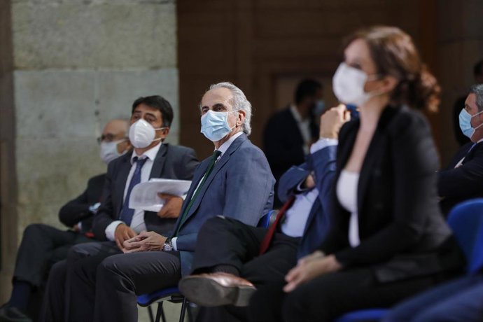 La presidenta de la Comunidad de Madrid, Isabel Díaz Ayuso, y el consejero de Sanidad, Enrique Ruiz Escudero, durante el homenaje organizado por el periódico 'La Razón' al personal sanitario implicado en la lucha contra el COVID-19.