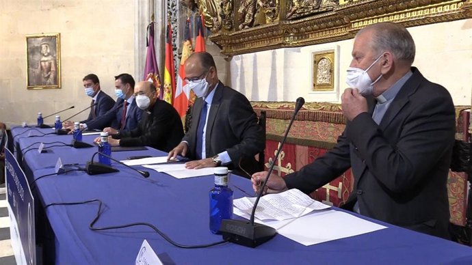 Ángel Ibáñez (i), consejero de la Presidencia, Daniel de la Rosa, alcalde de Burgos, Fidel Herráez, arzobispo de Burgos, Luis Fuentes, presidente de las Cortes, y Pablo González, presidente del Cabildo Catedralicio.