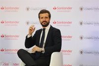 Casado felicita a Feijóo por lograr el escaño 42 en Galicia y dice que los españoles lo ven "positivo" para la nación