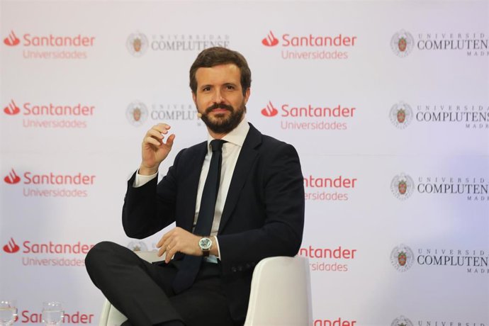 El presidente del PP, Pablo Casado, participa en la conferencia 'La respuesta europea frente a la crisis' durante la primera jornada de la XXXIII Edición de los Cursos de Verano en San Lorenzo de El Escorial, Madrid (España), a 20 de julio de 2020.