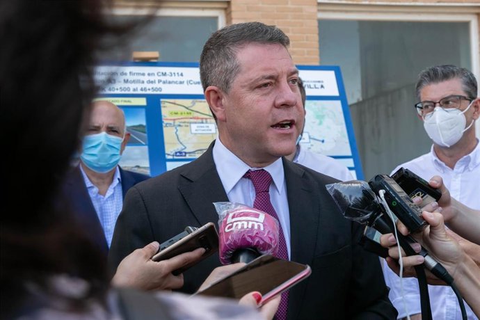 El presidente de C-LM, Emiliano García-Page, atiende a los medios en Motilla del Palancar.