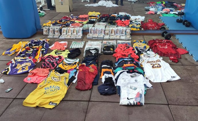 Artículos decomisados en el mercadillo de Islas Menores