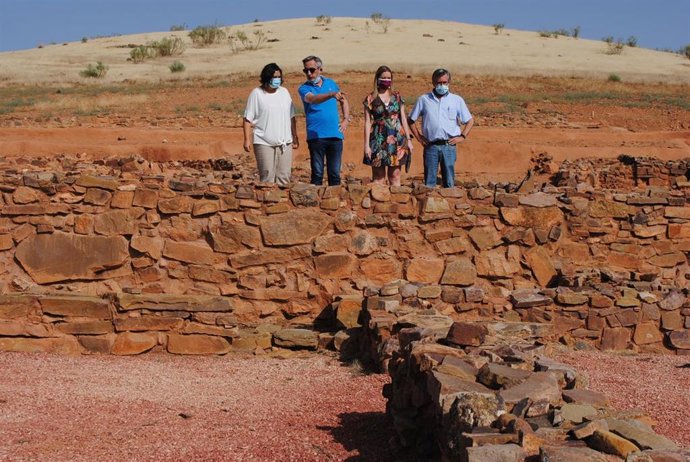 Visita de Junta y Ayuntamiento al yacimiento del cerro de las cabezas de Valdepeñas.
