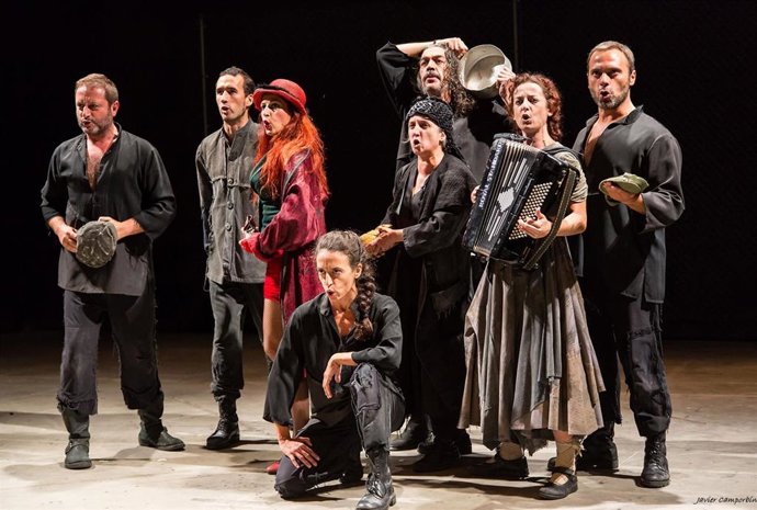 Actuación de TNT Atalaya con la obra 'Madre coraje' de Bertolt Brecht