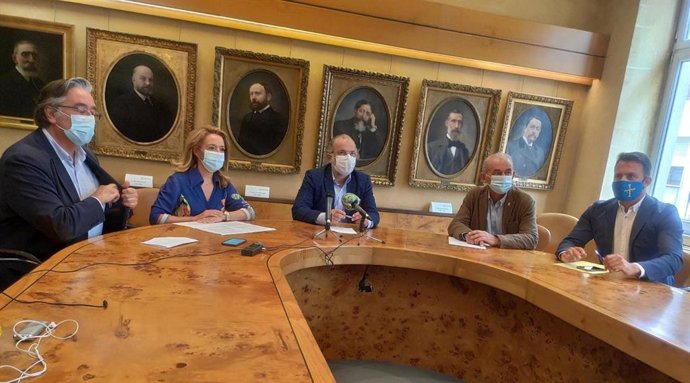 El diputado del PP Pablo González, la portavoz Teresa Mallada, el presidente de la Cámara de Comercio de Oviedo, José Manuel Ferreira, el de la Cámara de Avilés. Luis Noguera, y el diputado Álvaro Queipo, en rueda de prensa.