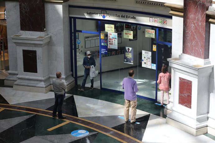 Varias personas hacen cola para entrar en una administración de Lotería del Centro Plaza Norte 2, La Cúpula de Madrid, durante el segundo día de la Fase 2 de desescalada, y un día después de reanudar su actividad puesto que se permite la reapertura de c