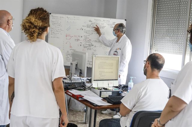 Personal sanitario trabaja en en el Hospital Arnau de Vilanova donde hay pacientes infectados con Covid-19, en Valencia, Comunidad Valenciana, (España), a 24 de abril de 2020.