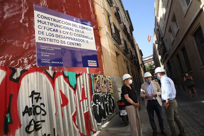 El alcalde de Madrid, José Luis Martínez-Almeida, acompañado de la delegada de Obras y Equipamientos, Paloma García Romero, y el concejal de Centro, José Fernández, ha puesto la primera piedra del nuevo Edificio Multifuncional de Fúcar