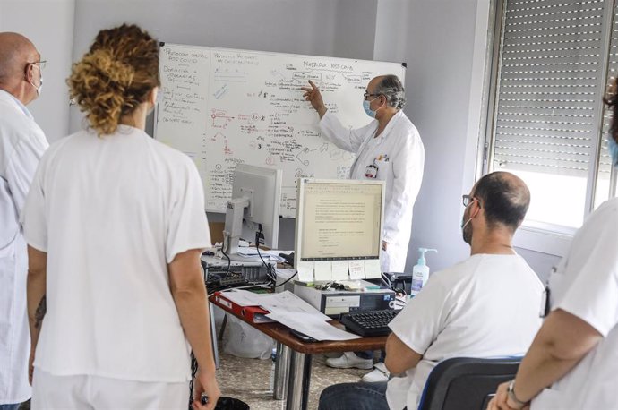 Personal sanitario trabaja en en el Hospital Arnau de Vilanova donde hay pacientes infectados con Covid-19, en Valencia, Comunidad Valenciana, (España), a 24 de abril de 2020.