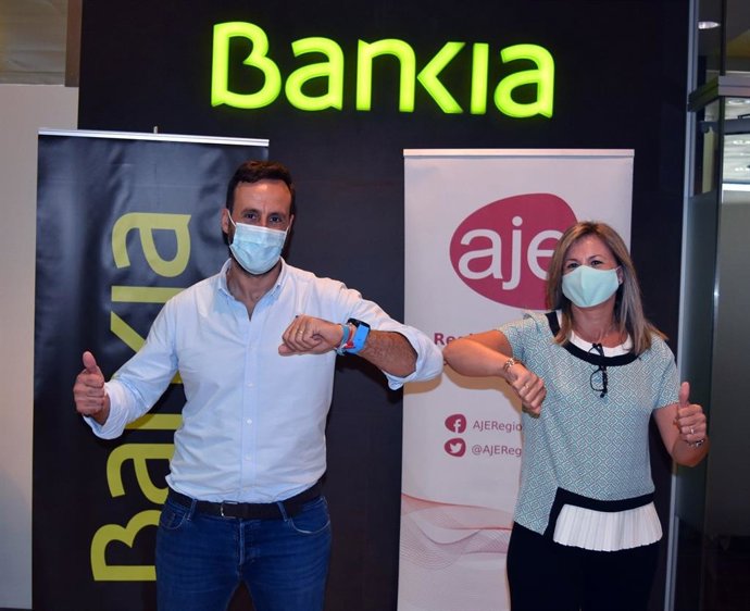El presidente de AJE Región de Murcia, Ginés Ángel García, y la directora corporativa de la Territorial de Bankia en Murcia y Alicante, Olga García.