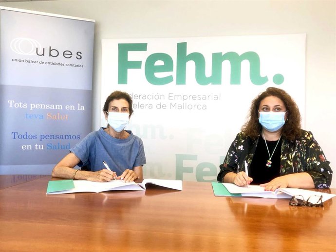 Planas y Aguiló en el momento de la firma del acuerdo.