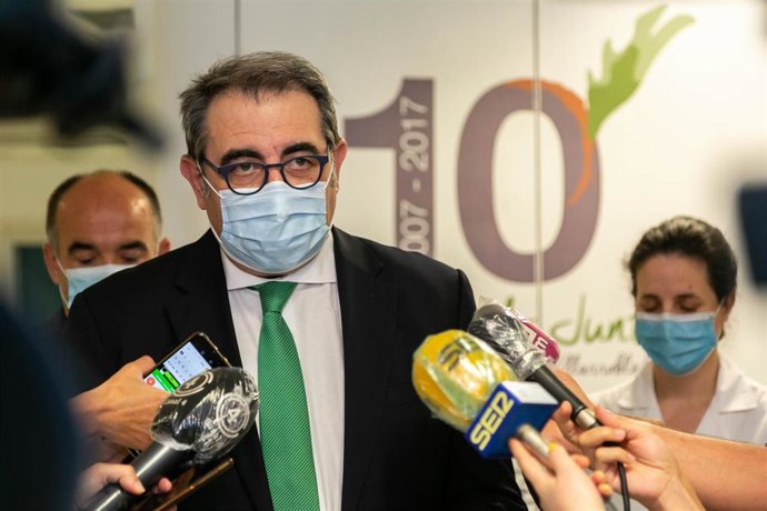 El consejero de Sanidad, Jesús Fernández Sanz, en Villarrobledo.