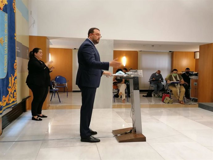 El presidente asturiano, Adrián Barbón, en rueda de prensa.