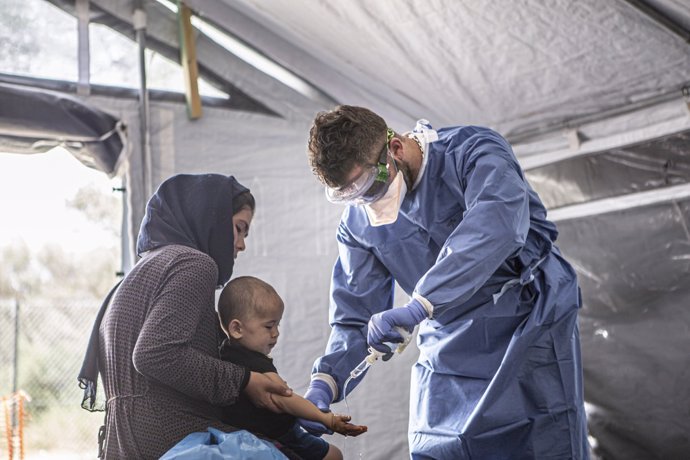 Un trabajador de MSF atiende a un niño en una clínica pediátrica de Moria (Grecia)