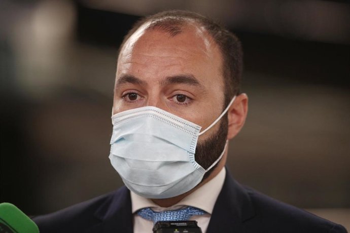 El consejero de Economía, Empleo y Competitividad de la Comunidad de Madrid, Manuel Giménez, ofrece declaraciones a los de comunicación tras hacer entrega a Metro de Madrid del sello distintivo Garantía Madrid