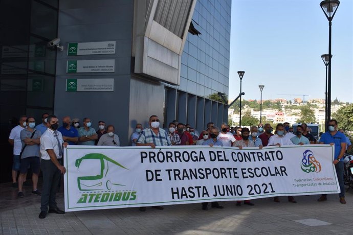 Imagen de la concentración protagonizada este lunes por las empresas de transporte escolar ante la sede de la Agencia Andaluza de Educación.