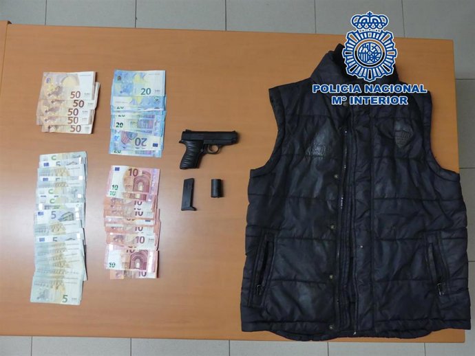 Dinero, arma simulada y ropa usada por el detenido en el atraco a la administración de lotería