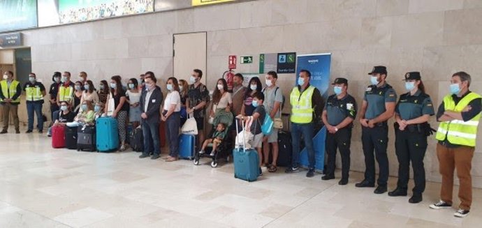 El grupo de profesionales sanitarios a su llegada a Tenerife.
