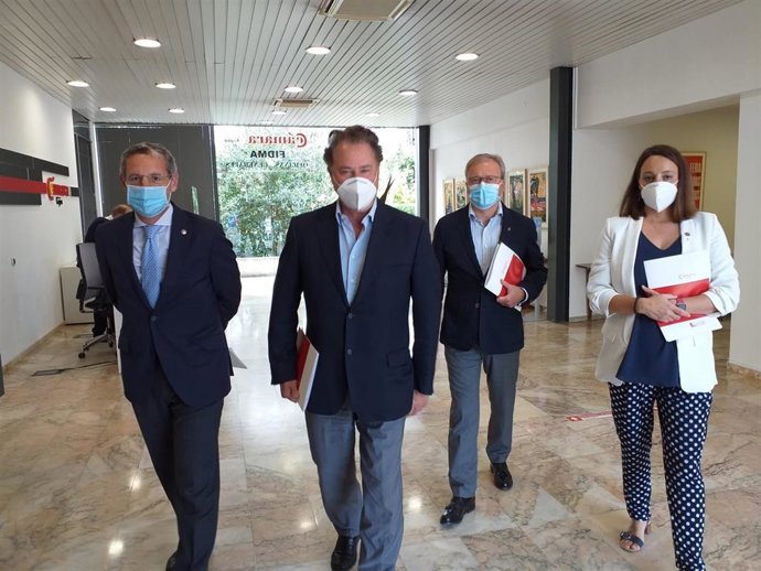 El presidente de la Cámara de Comercio de Gijón, Félix Baragaño, junto a los vicepresidentes camerales