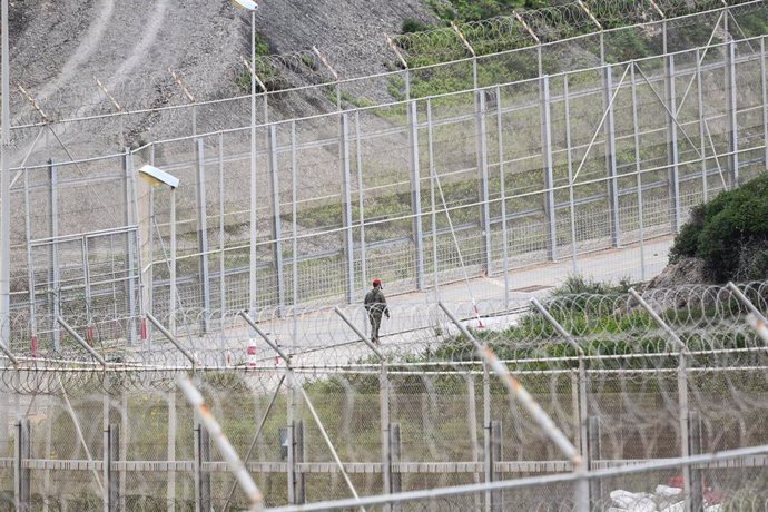 Ejercito patrullando el perímetro fronterizo de España con Marruecos en la frontera de Ceuta, a 16 de abril del 2020