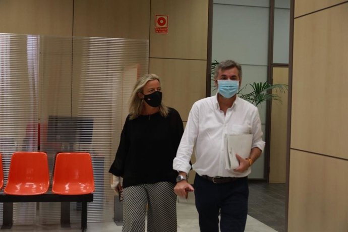 El delegado de Presidencia del Ayuntamiento de Córdoba, Miguel Ángel Torrico (PP), y la primera teniente de alcalde, Isabel Albás (Cs)