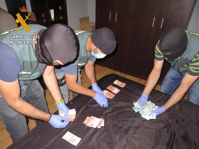 Dinero intervenido por los agentes en la operación contra el tráfico de drogas.