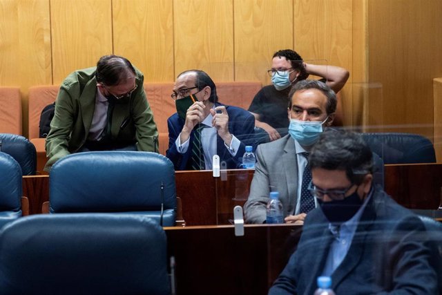El diputado por Vox, José Ignacio Arlas Moreno (c) durante la sesión constitutiva de la Comisión de Investigación sobre la situación provocada por la covid-19 en los centros residenciales de personas mayores celebrada en la Asamblea de Madrid este lunes, 
