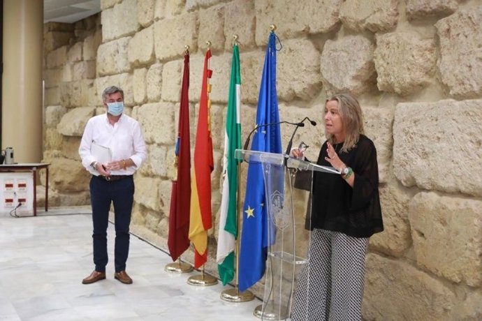 El delegado de Presidencia del Ayuntamiento de Córdoba, Miguel Ángel Torrico (PP), y la primera teniente de alcalde, Isabel Albás (Cs)