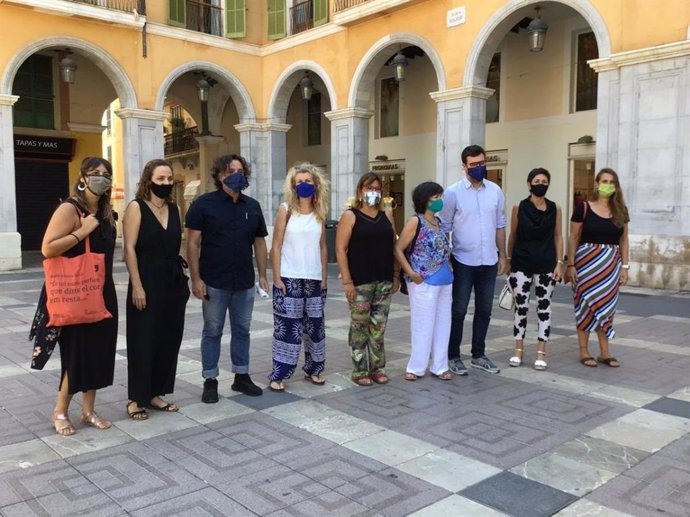 Foto de familia de la presentación de 'Llibreries a la fresca'.