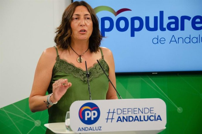 La secretaria general del PP-A, Loles López, en rueda de prensa