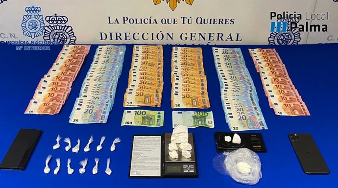 Dinero en efectivo y sustancia estupefaciente, incautada en la operación.