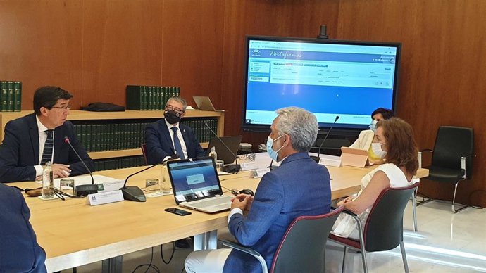 Imagen de la reunión para la firma del convenio para el desarrollo del Catálogo de Procedimientos de la Administración Local (Cep@l).